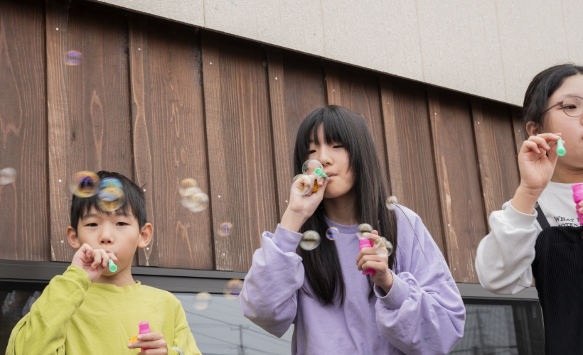 こどもの居場所　ここらよ　えんでばよこごし屋外の様子