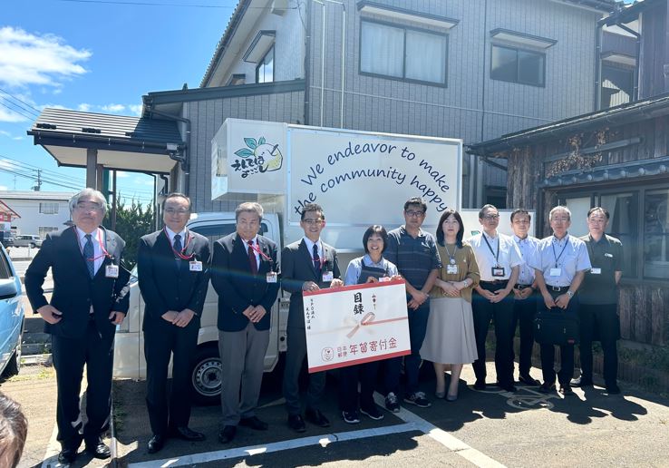 日本郵便年賀寄付金 贈呈式の様子えんでばよこごしお店の前